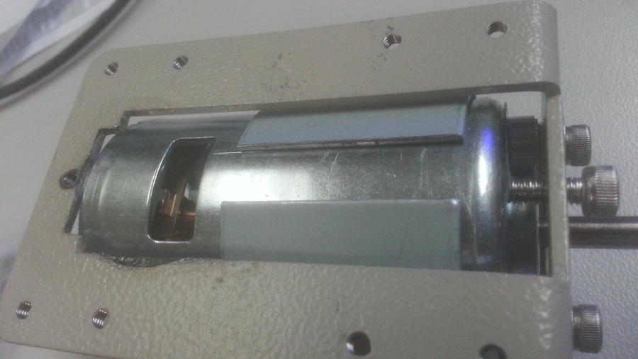 挫大了电机座的孔，让电机升多为1-2mm, 电机前方加了薄透明胶片