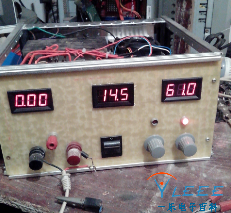 通电试试看，左边是电流表，中间是功率管散热器的温度表，右边是电压表，可以看电压调到了61V