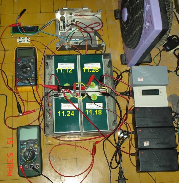 完成了四个电池的容量测试正在充电中.JPG