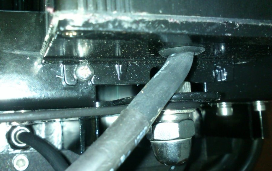 偷工减料啊就用了一颗螺丝