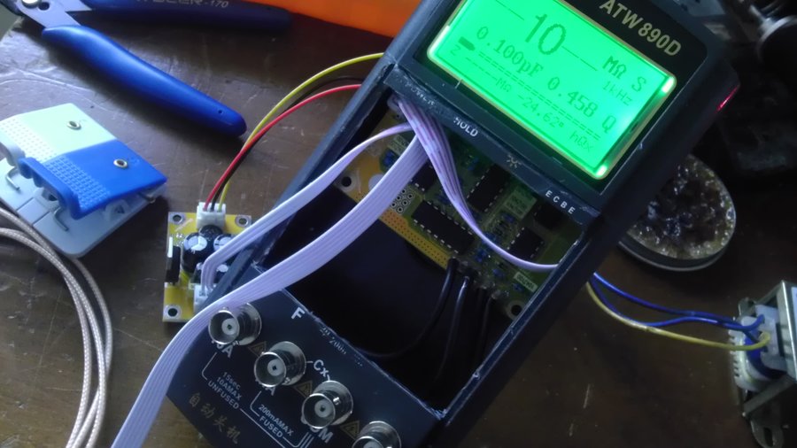 中间的大洞用来安装热键和开关，不过得重新补上，明天再弄。