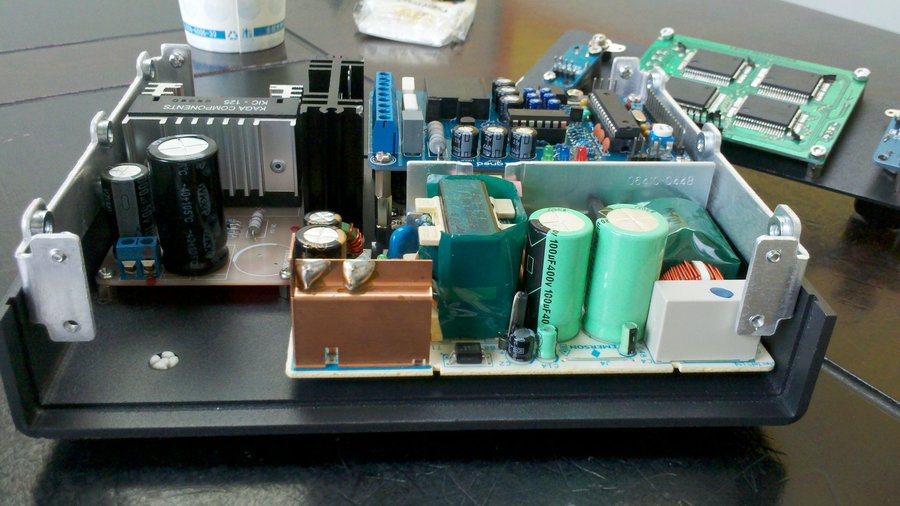 老王的32V2A电源，机箱小，所以很紧凑