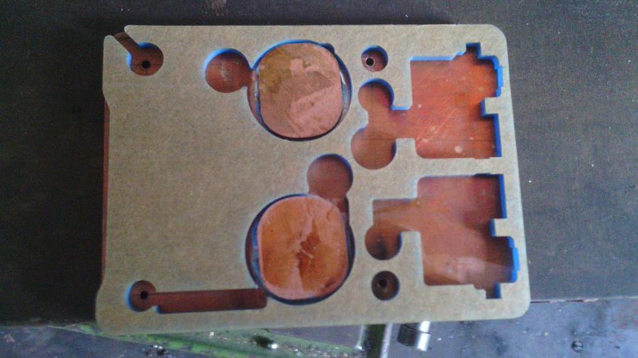 比划下，看与外壳的配合情况