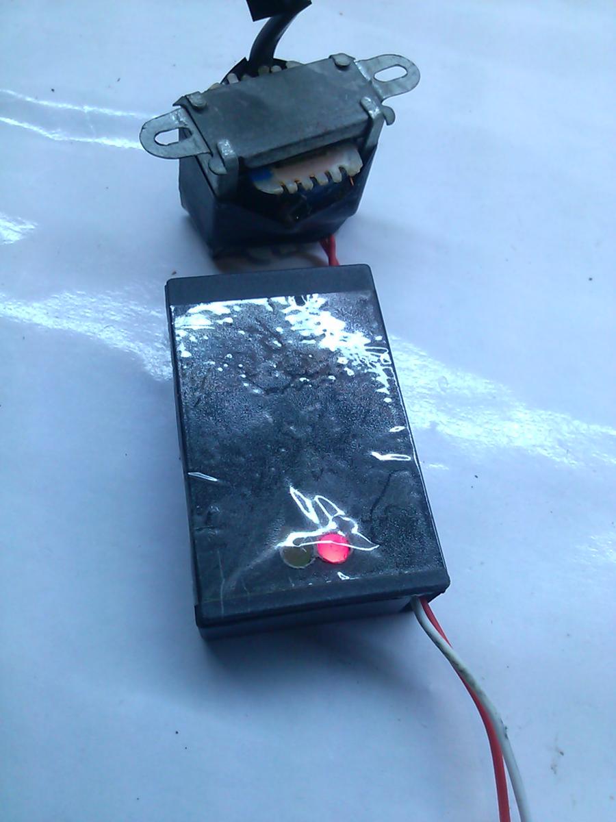 把做好的板子装在了一个打卡机色带盒子里面了