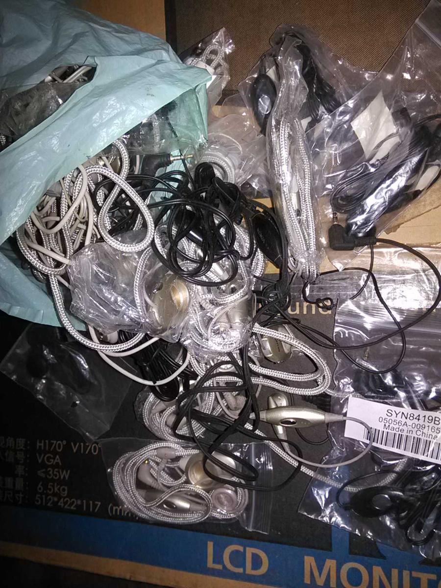 各种耳机一堆