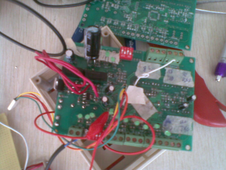 免焊纸下面是stm32 64的 从引脚飞了几根线 怕碰断