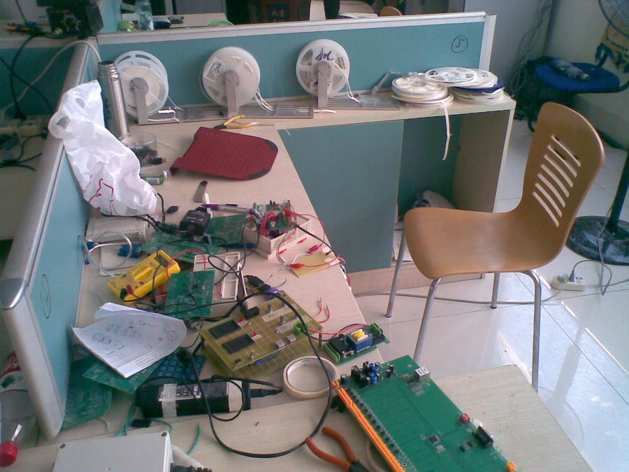 本来桌子上还是比较好的 一天下来就这样了