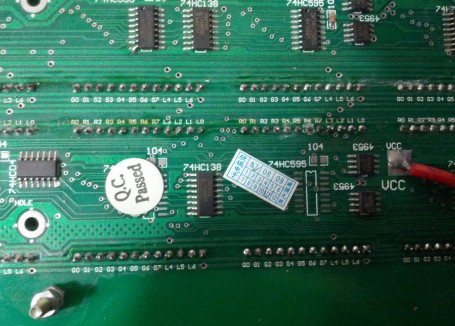 有一个易碎贴，欣瑞电子，07年11月的产品很老了。