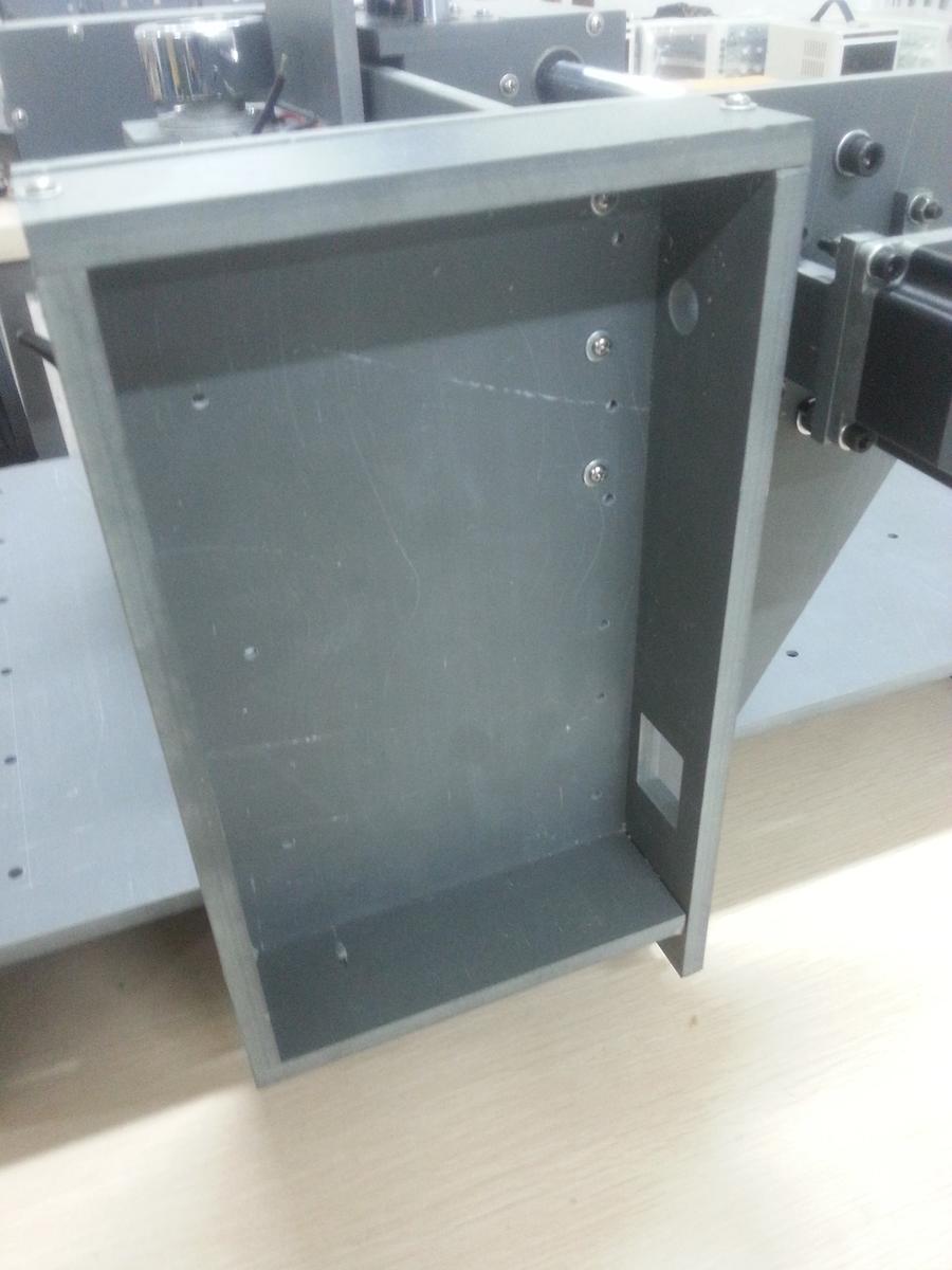 另一侧电源盒（上面会盖一个有机玻璃板）