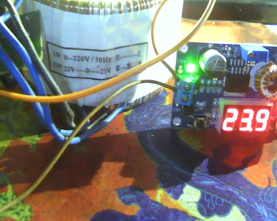 稳压输出，但开机全功率时电压电压降至原始23V，拆了上松下24V2.5A开关电源，此电源实测3A达标，下图就是