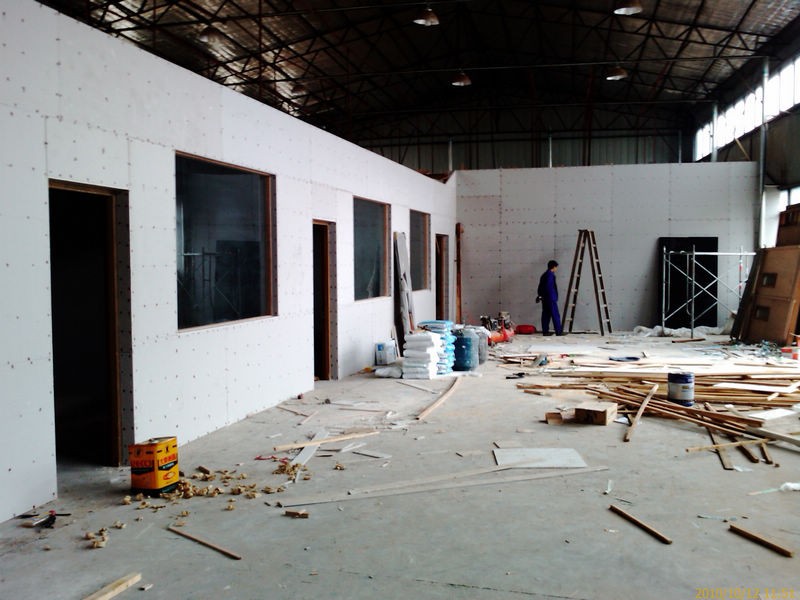 刚搭好骨架的实验室