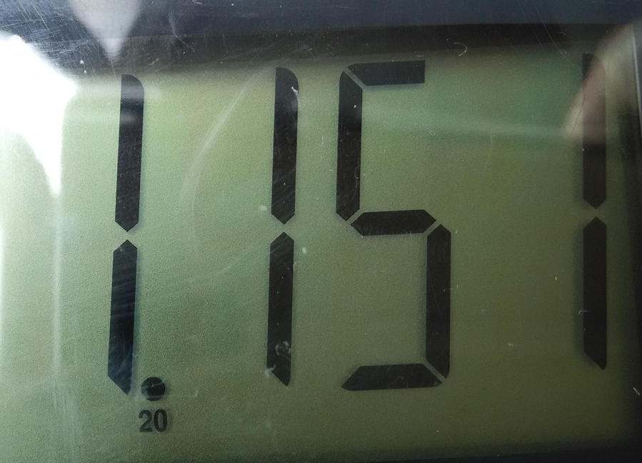 5V3A电源充电万用表测试电流（短接D+D-时，软银数据线）