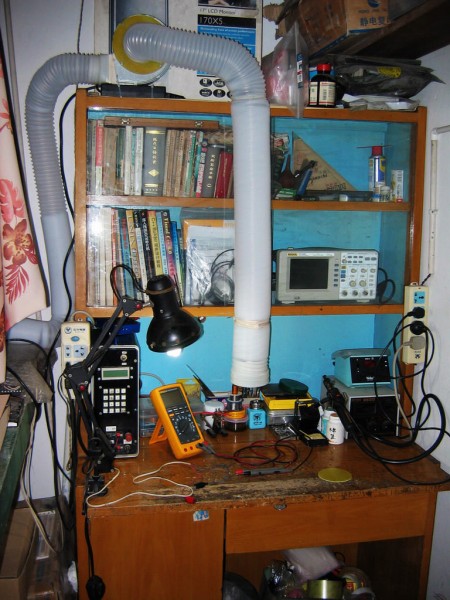 工作台，白色的是抽风系统