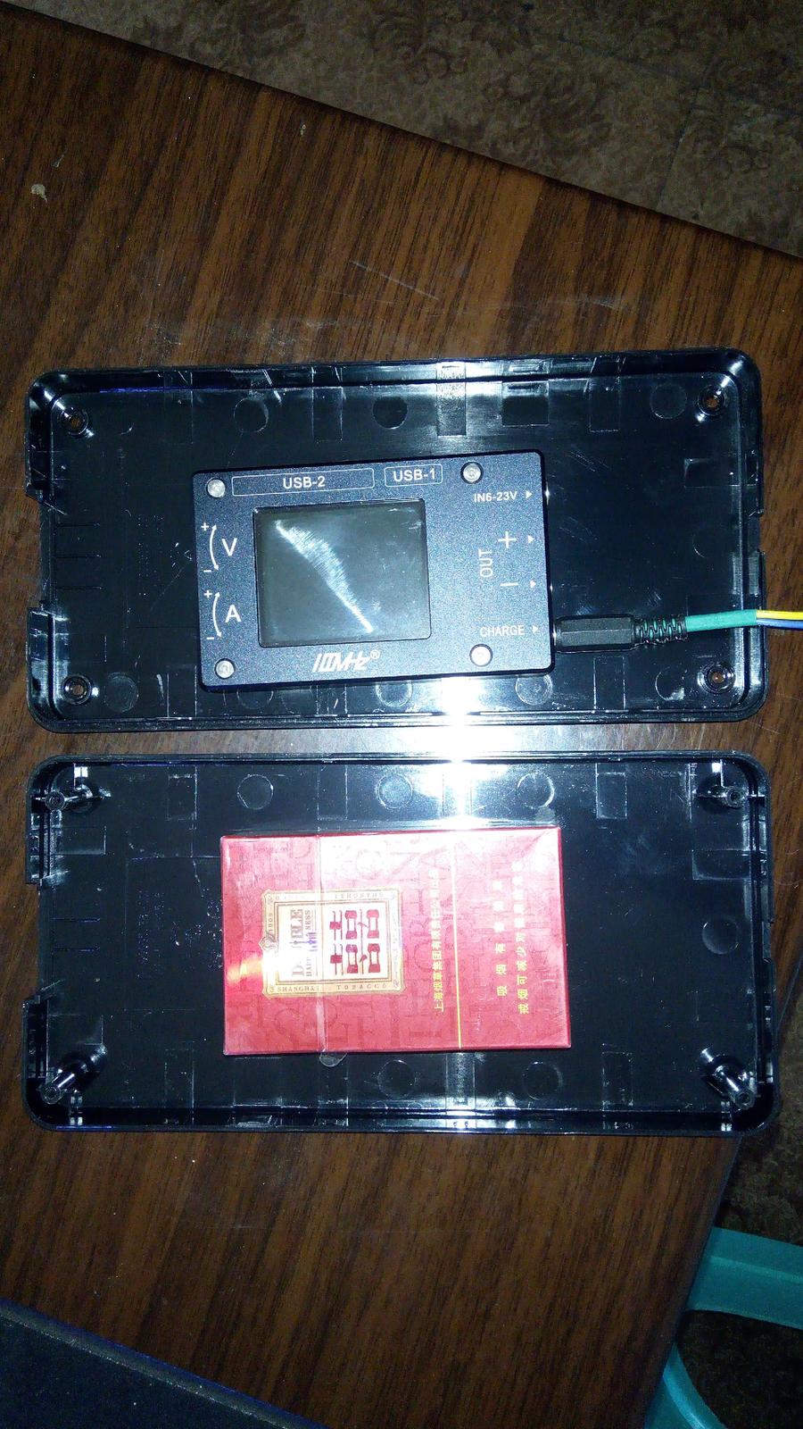 ……与卖家送的烟和DP50W CNC 土豪外壳限量版做比较，这个电源真够大的……
