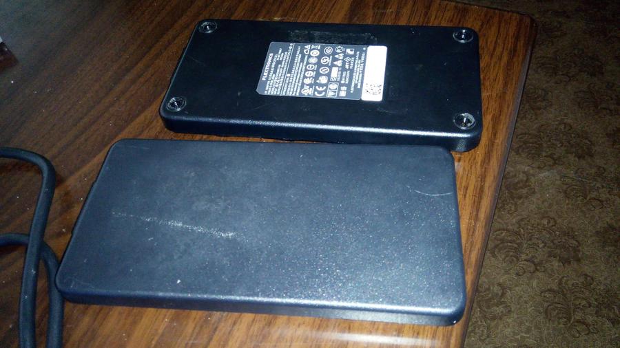 拆掉4个胶垫下面的4个螺丝，再用塑料起子撬开……这是2片外壳