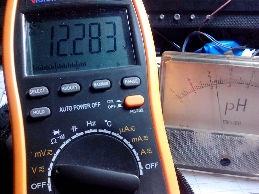 带12V51W负载电压降为12.283V电流显示4.4A