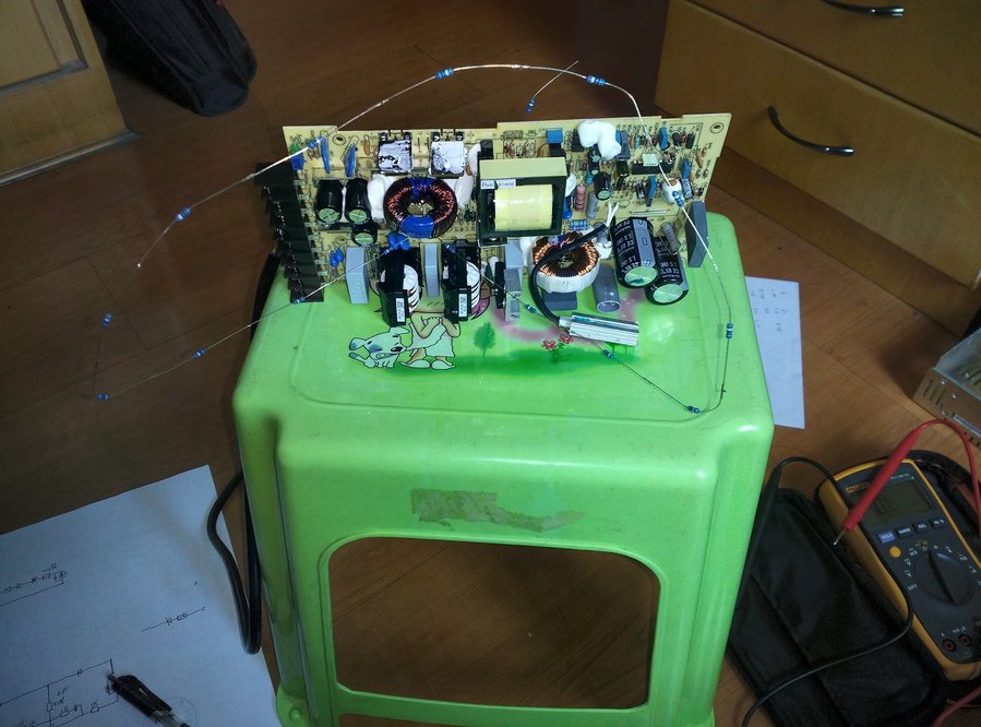 一时没有找到合适的电阻，最后串了18个替代。