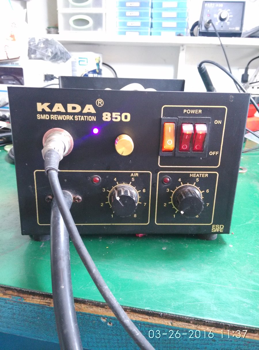 孔钻大了 加了一个垫片 黄色936 中间是850的交流开关