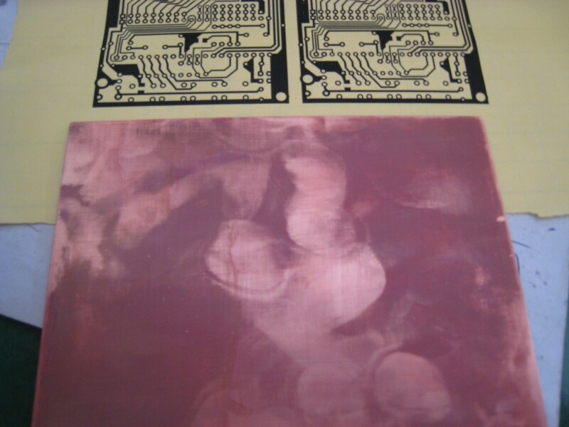 锯好单面腐铜板，用盐酸+双氧水泡一下，这样可以更好吸收碳粉