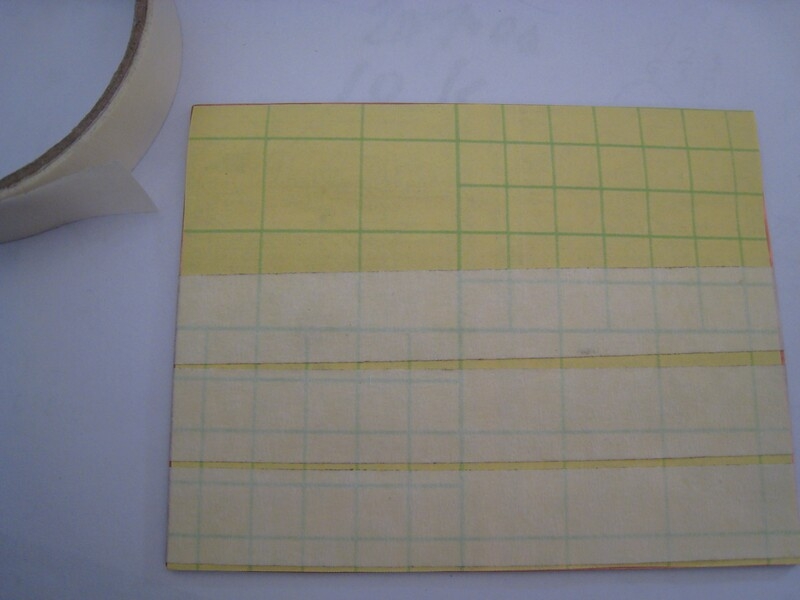 用纸胶带压紧粘好