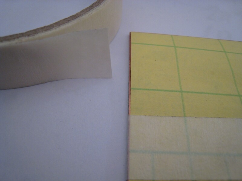 用纸胶带压紧粘好