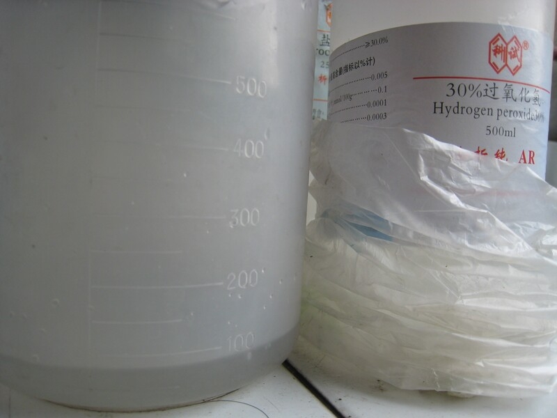 双氧水按100ML倒到量杯中