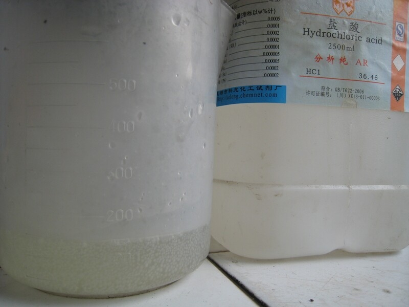 然后加入尽90ML的盐酸，记住千万不要过量不然会对碳粉。。。呵呵，你自己试一下就知道了