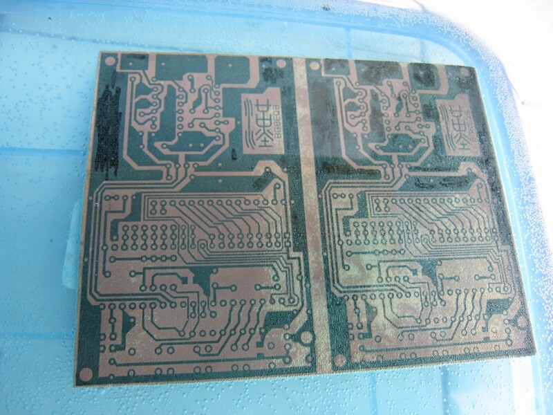 放入PCB板。到盒中看到有小气泡了。