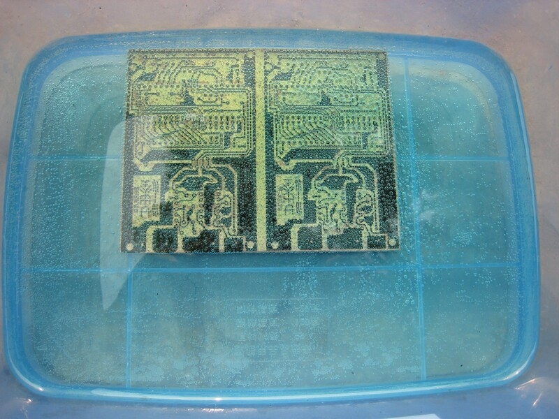 慢慢摇动盒子。