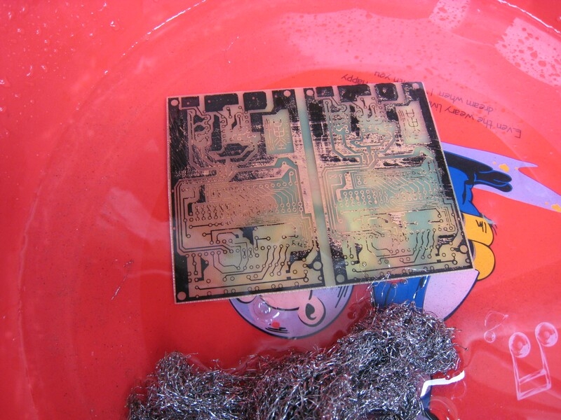 拿出用清水清洗，用钢丝球轻轻把碳粉和油性笔擦掉。