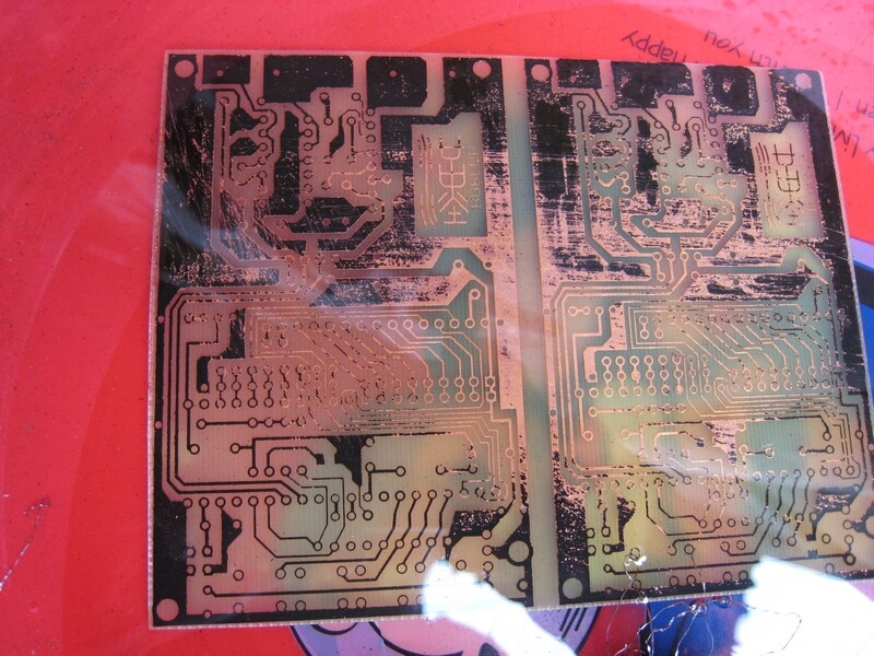 拿出用清水清洗，用钢丝球轻轻把碳粉和油性笔擦掉