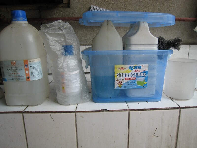 再看看我的家当哈哈哈。记住用完以后要放在小孩摸不到的地方。用完的混合水用桶保存好，可以用来清洁卫生间 ...