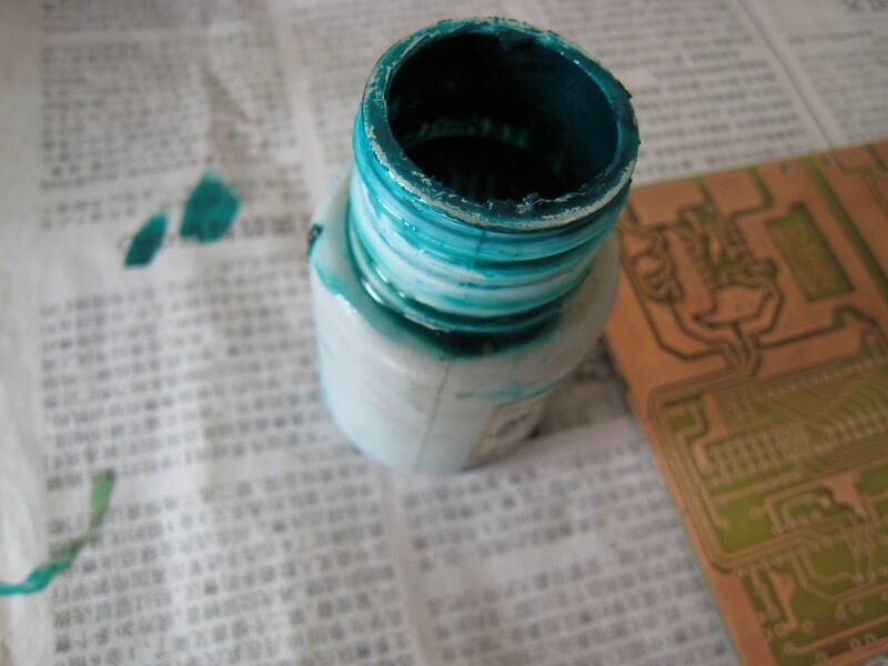 准备上阻焊绿油。这是稀释过的用毛笔在报纸试一下效果，还行。