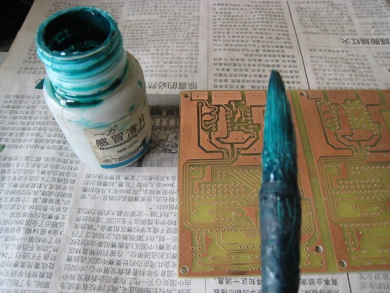 准备上阻焊绿油。这是稀释过的用毛笔在报纸试一下效果，还行。