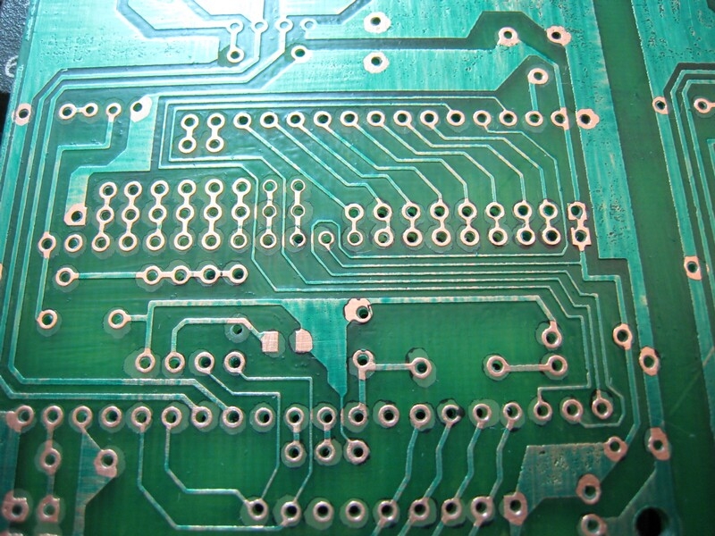 固化光照完以后。用洗板水或者是香蕉水把油性笔做的焊盘洗掉，OK不错效果。