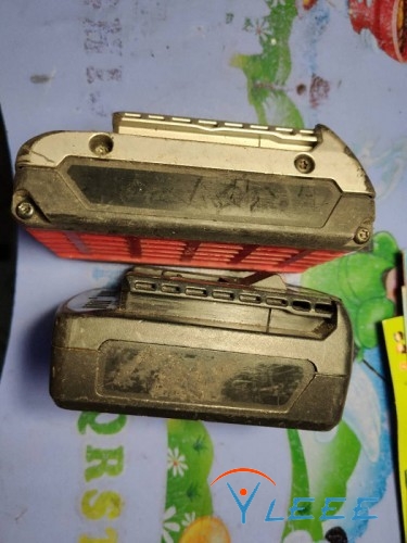 12v和18v电钻电池 充电器 吹尘电机 批头和起子手柄 延长杆 钻夹 美工刀工具袋等大量-8.jpg