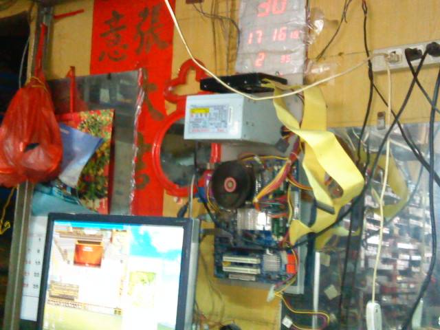 挂在墙上的电脑.JPG