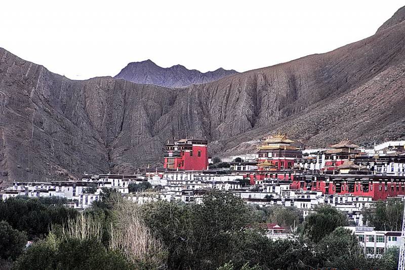 远眺扎什伦布寺