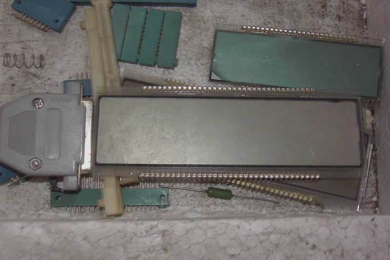 最大的屏，旁边物体为参考