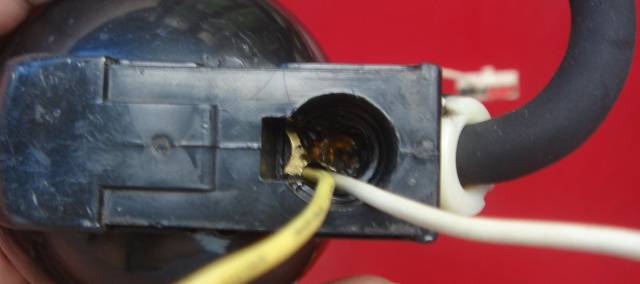 矿灯(红色+蓝色) 利用“挂钩”下面的负极位置 引线从孔穿出，负极用热熔胶绝缘.jpg