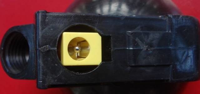 矿灯(红色+蓝色)充电接口插座 预加工后，正好可放入.jpg