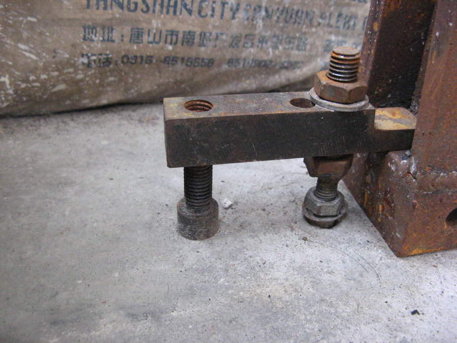 固定在阳台的公用杂物堆的地面