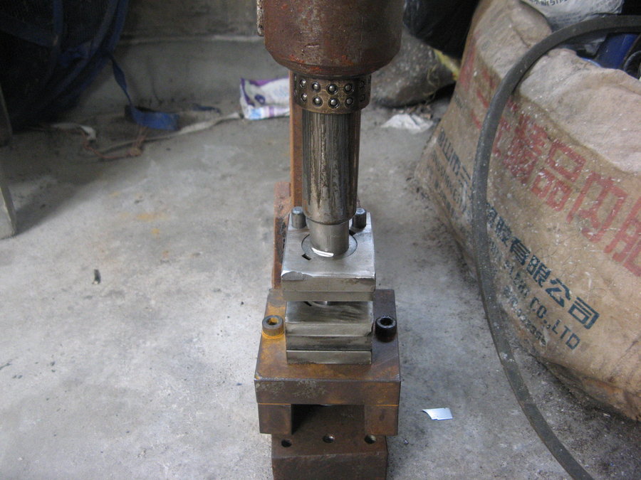 山寨压力机安装拉伸模