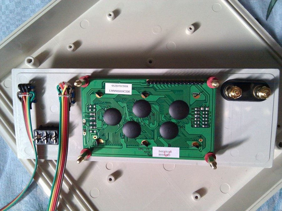 先把液晶屏装好。