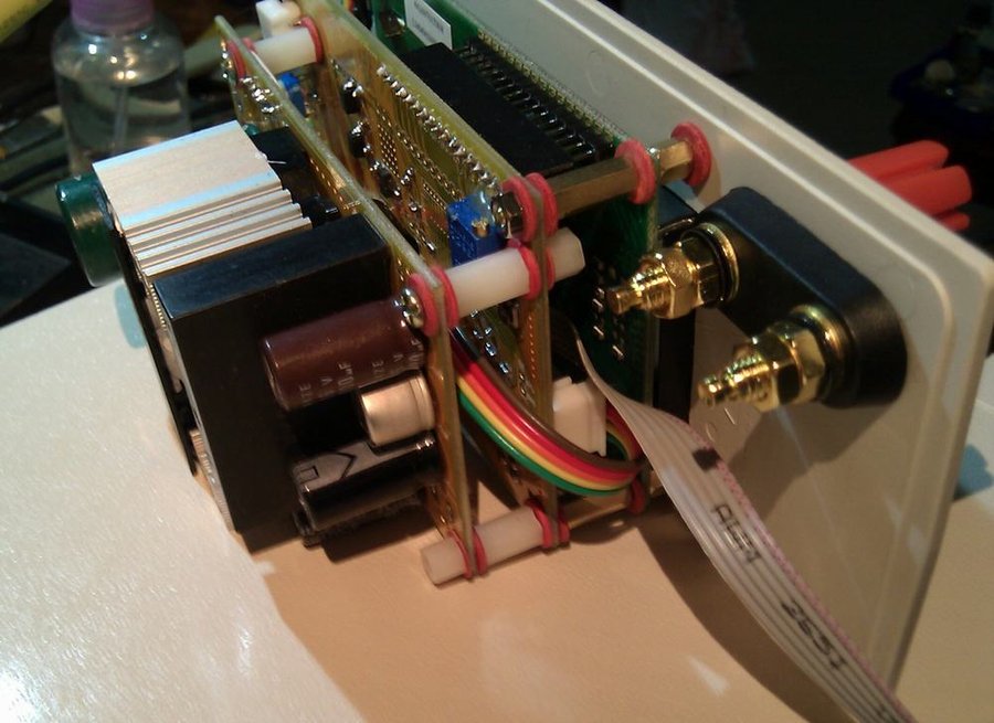 跟随板和主控之间我用尼龙柱来连接。做到绝对绝缘。那个铜柱我看着比较悬