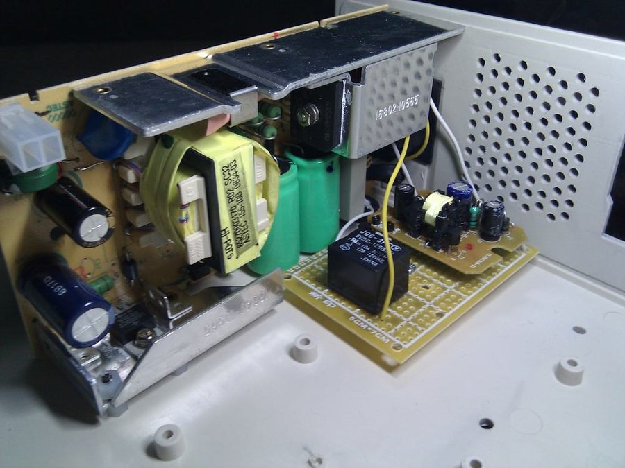 继电器控制的部分。到前面板的线是5V的。