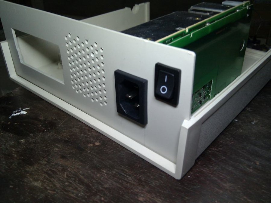 思前想后还是安装了总开关，是给继电器的电源小板供电的。