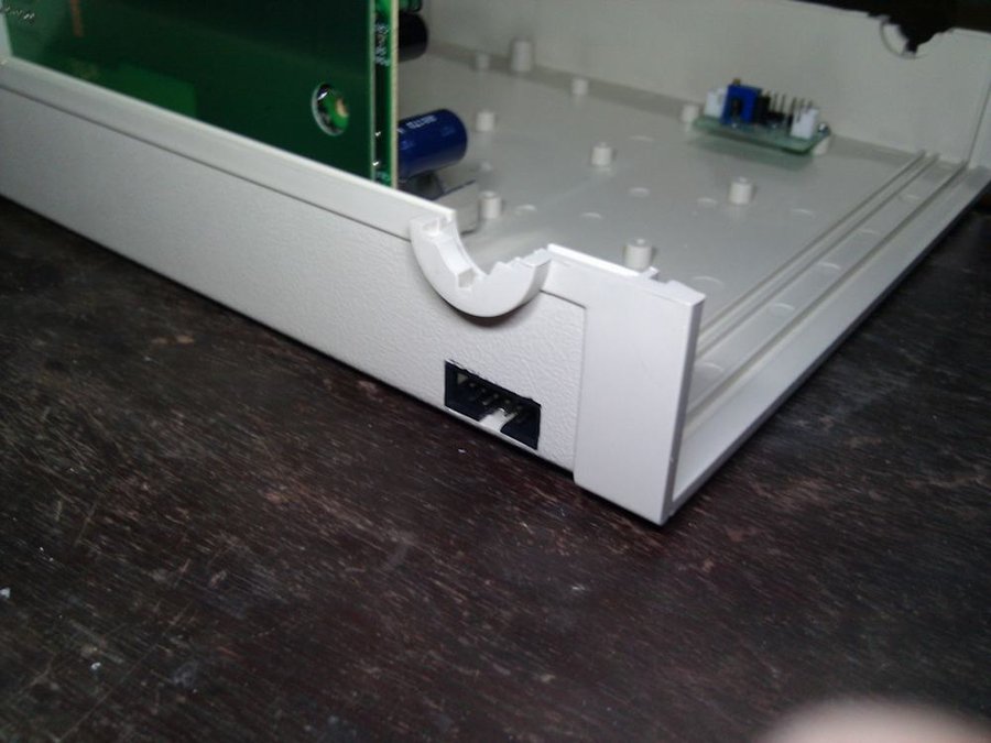 引出标准ISP接口。以后直接用标准的线插上就可以刷了。不用拆机。方便快捷。等会找东西给遮挡起来。