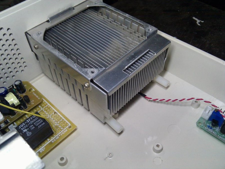 目测定位。开的孔还行。稍微差了那么一点点