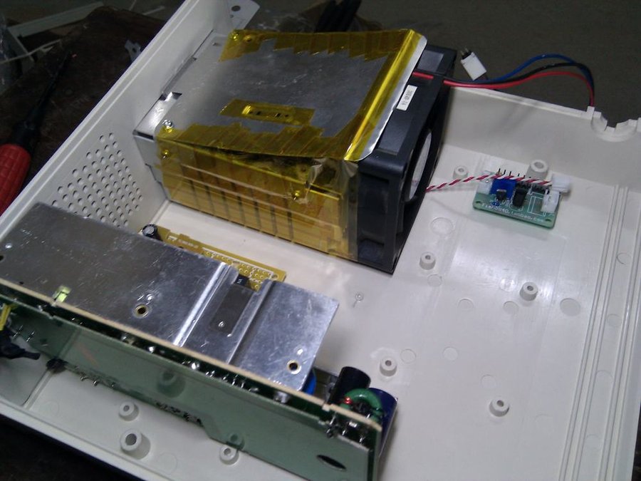 这个是处理好的。完全就是抽风机哈。边缘全部密封就中间的风道。